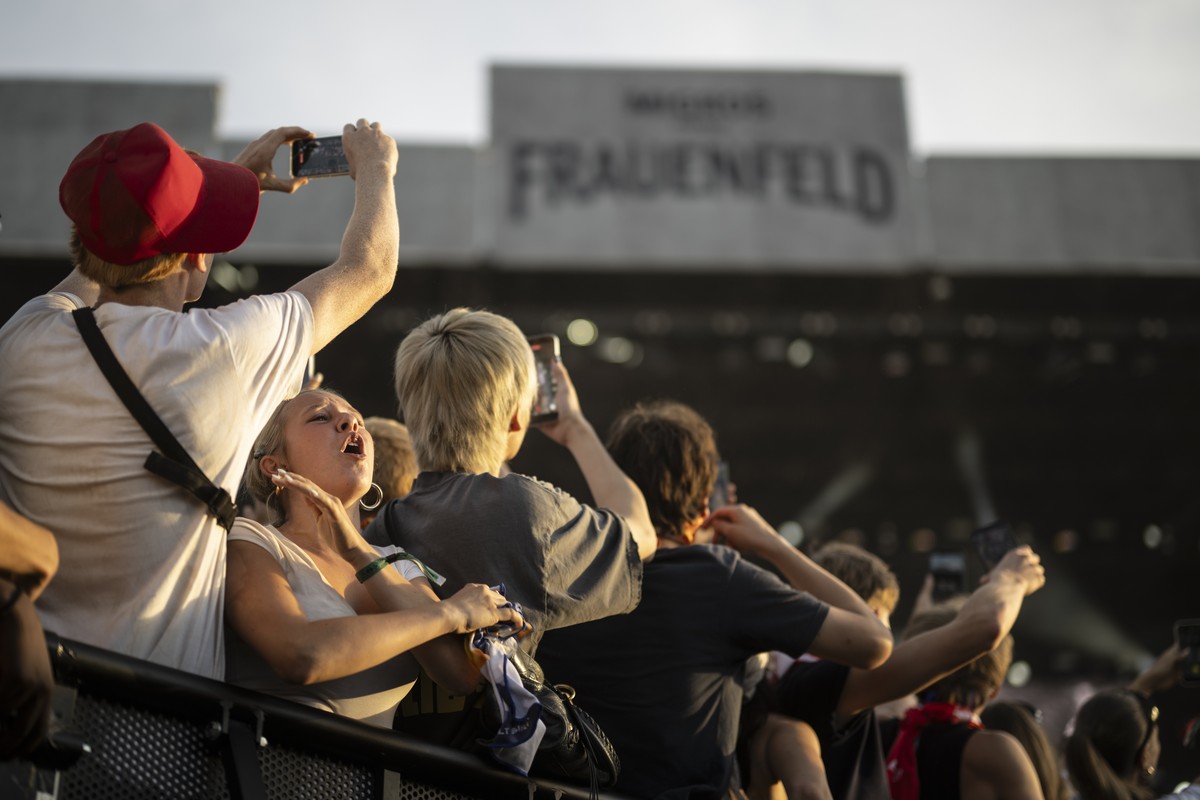 Zuschauer bei der Performance von Esdeekid am Openair Frauenfeld, am Freitag, 10. Juli 2026, in Frauenfeld. (KEYSTONE/Gian Ehrenzeller)am Openair Frauenfeld, am Freitag, 10. Juli 2026, in Frauenfeld.  ...