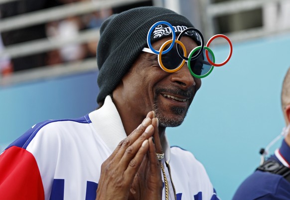 epa11533897 Snoop Dogg visits the Men Park Final of the Skateboarding competitions in the Paris 2024 Olympic Games, at La Concorde in Paris, France, 07 August 2024. EPA/MOHAMMED BADRA