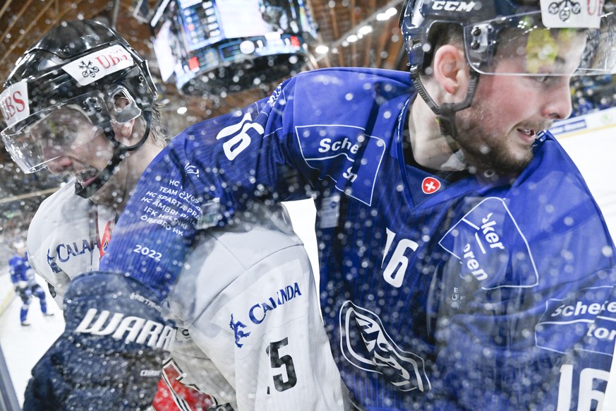 Oerebro&#039;s Philip Holm, left, and Ambri&#039;s Dominic Zwerger, in action during the game between Switzerland&#039;s HC Ambri-Piotta, and Swedens Oerebro HK, at the 94th Spengler Cup ice hockey to ...