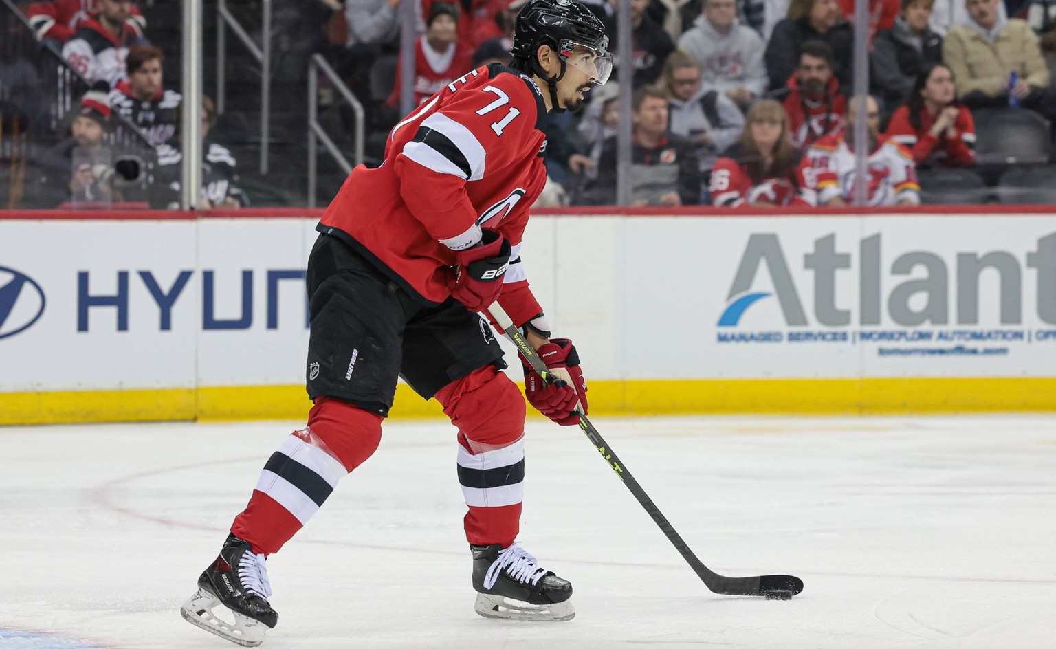 NHL, Eishockey Herren, USA Carolina Hurricanes at New Jersey Devils Mar 12, 2023 Newark, New Jersey, USA New Jersey Devils defenseman Jonas Siegenthaler 71 passes the puck during the first period agai ...