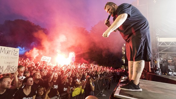 19/ Feine Sahne Fischfilet, Saenger Jan Monchi Gorkow auf Sturm und Dreck Tour live in der Berliner Zitadelle Spandau am 23.08.2019. Punk, Punkrock, Skapunk, Indierock, Pyro, Pyrotechnik, Publikum, Fa ...