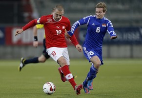 Vinzenz Flatz im Zweikampf mit Pajtim Kasami.