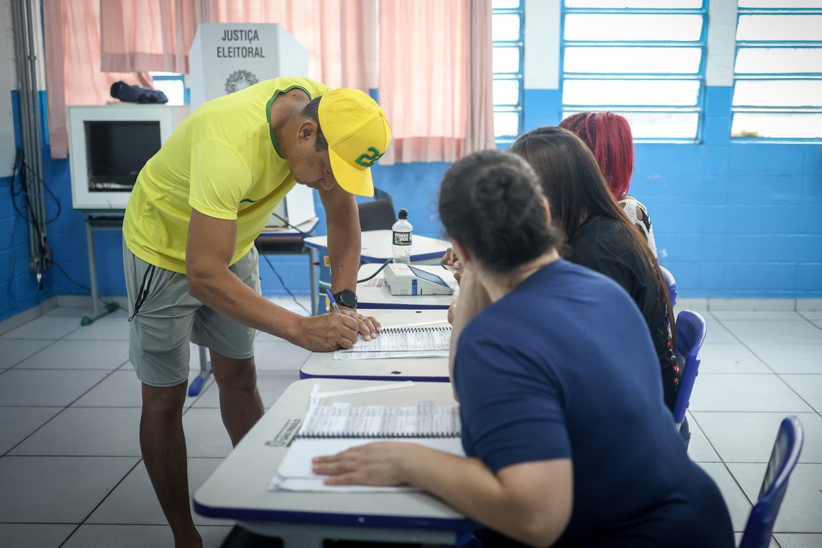 epa13331495 A person casts their ballot in Sao Paulo, Brazil, 25 October 2026. Brazil holds the second round of its presidential election, with incumbent President Luiz Inacio Lula da Silva facing Sen ...
