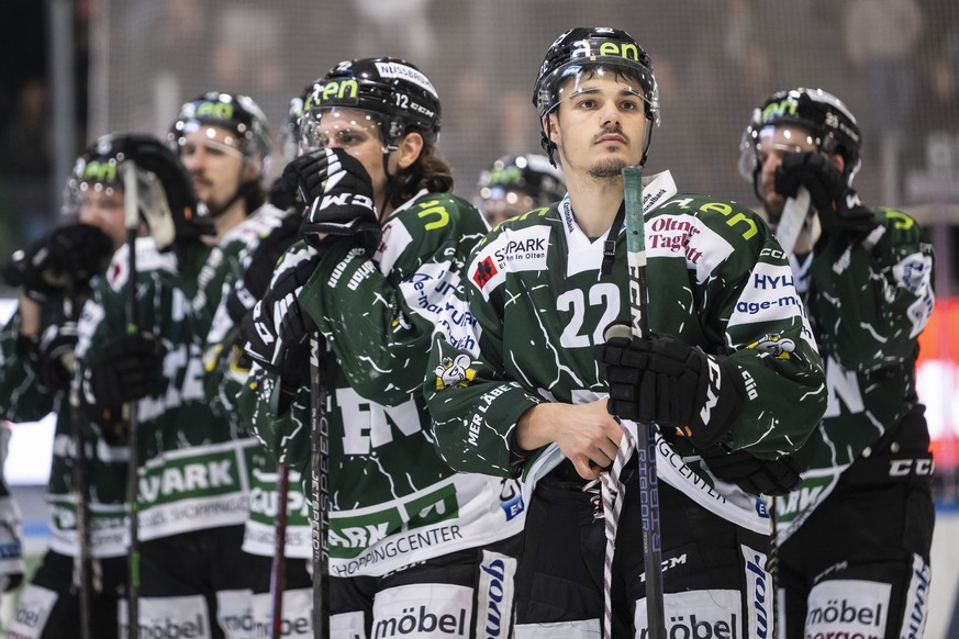 Die Oltener Spieler mit Luca De Nisco, Mitte, sind enttaeuscht nach der Niederlage im vierten Spiel des Eishockey Playoff Finals der Swiss League zwischen dem EHC Olten und dem HC La Chaux-de-Fonds au ...