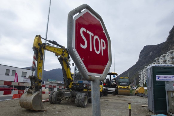 Blick auf eine geschlossene Baustelle in Mendrisio, am Montag, 23. Maerz 2020. Das Tessin hat alle Baustellen wegen der Ausbreitung des Corona-Virus geschlossen. Der Bund kritisierte am Montag, dass d ...