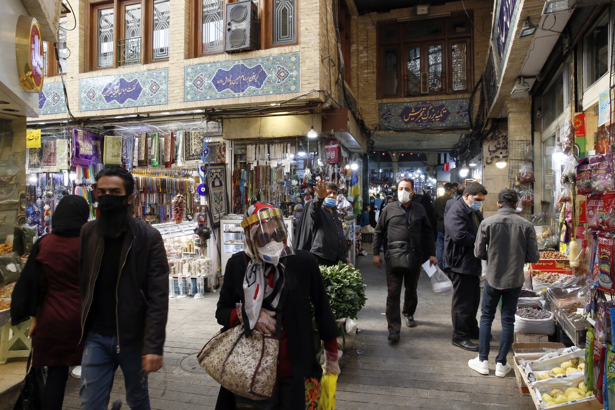 epa08776289 Iranians shop in Tajrish Old Bazaar in Tehran, Iran, 26 October 2020. Media reported that following tension between Iran and USA, the US administration announced more sanctions against the ...