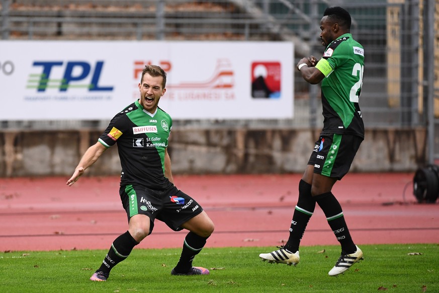 St. Gallen&#039;s player Marco Aratore, left, celebrates his 2-3 goal during the Super League soccer match FC Lugano against FC St. Gallen, at the Cornaredo stadium in Lugano, Sunday, November 6, 2016 ...