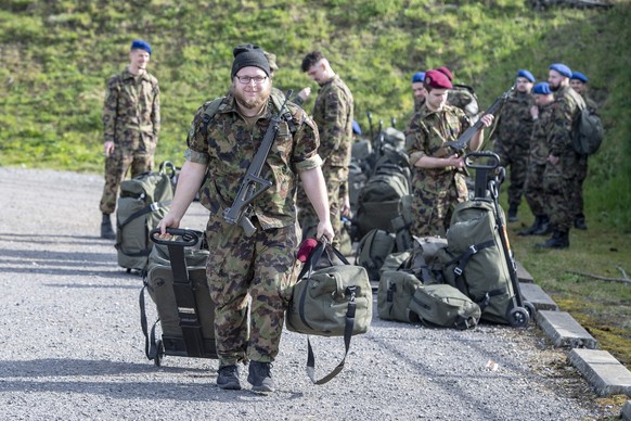 Die Soldaten sind eingetroffen, anlaesslich des Zusammenzugs der Soldaten des Spitalbataillon 5 die aus verschiedenen Teilen der Schweiz einrücken, am Montag, 16. Maerz 2020 in der Kaserne von Stans.  ...