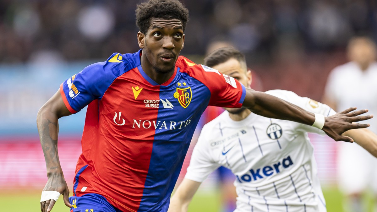 FC Zuerichs Antonio Marchesano, rechts, spielt um den Ball mit FC Basels Andy Pelmard, links, im Fussball Meisterschaftsspiel der Super League zwischen dem FC Zuerich und dem FC Basel, am Samstag, 8.  ...