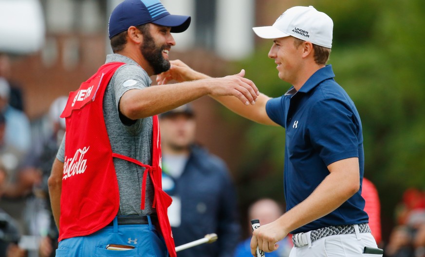Der Caddy und sein Boss: Michael Greller beglückwünscht Jordan Spieth zum Sieg beim Finale der US PGA Tour am Sonntag in Atlanta.
