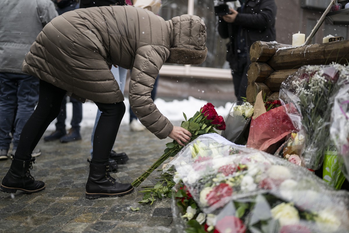 epa12737583 A mourners lays flowers in front of the 'Le Constellation' bar in Crans-Montana to commemorate the victims of the deadly fire at the venue, Crans-Montana, Switzerland, 14 Februar ...