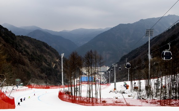 epa06507653 General view of the Olympic Downhill slope during a training session for the Men's Downhill race at the Jeongseon Alpine Centre during the PyeongChang 2018 Olympic Games, South Korea, 09 February 2018.  EPA/JEAN-CHRISTOPHE BOTT