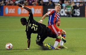 Bastian Schweinsteiger musste auch beim US-Trip einiges einstecken, hier gegen Maurice Edu von den&nbsp;MLS-All-Stars.