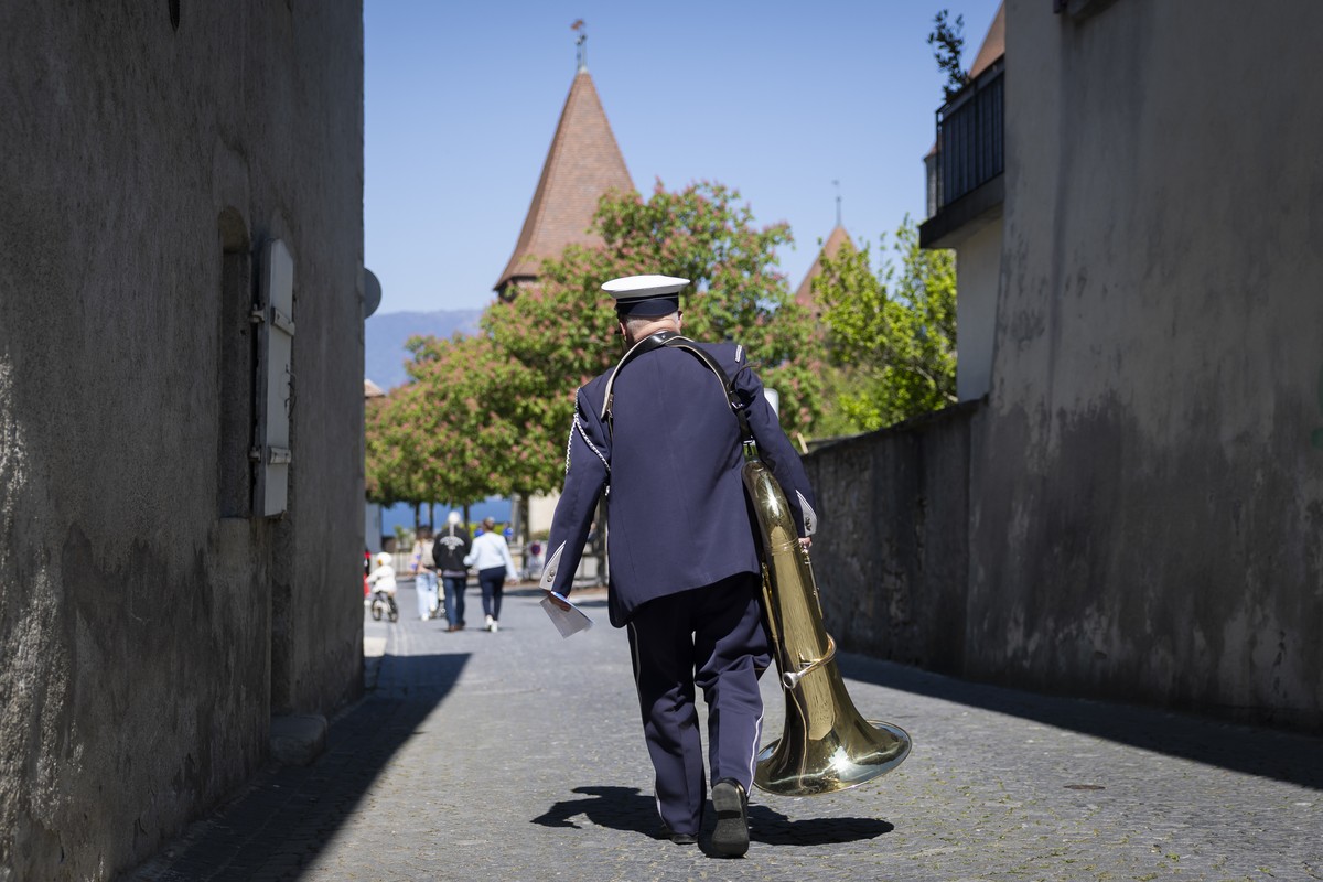 KEYPIX - Ein Musiker traegt seine Tuba zum Treffpunkt, vor dem Start eines kurzen Umzugs des Bundesrates durch die Ortschaft, nach der Extra Muros Bundesratssitzung, am Mittwoch, 22. April 2026 in Est ...