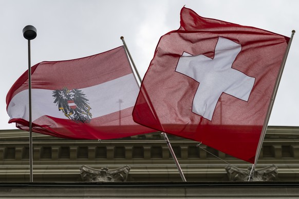 Die oesterreichische und Schweizer Fahne weht am Bundeshaus zu Ehren des Besuchs des Praesidenten des oesterreichischen Nationalrats, Wolfgang Sobotka, am Rand der Sondersession des Nationalrats, am M ...