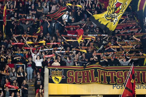 Berner Fans jubeln nach dem ersten Sieg der Saison im Eishockey Meisterschaftsspiel der National League zwischen dem SC Bern und den SCL Tigers, am Freitag, 17. September 2021 in der PostFinance Arena ...