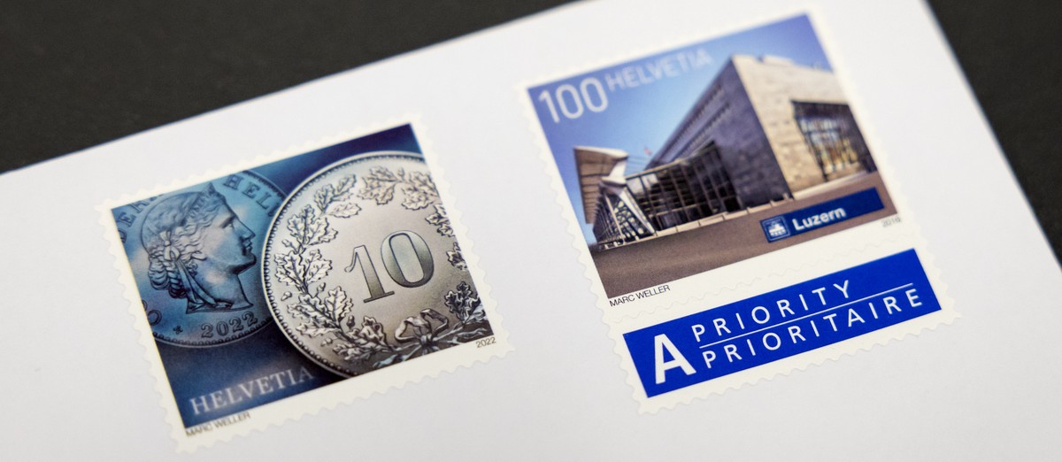 Eine Briefmarke mit dem Wert von 1 Franken und eine Ergaenzungsmarke fuer 10 Rappen kleben auf einem Briefumschlag, am Montag, 20. Dezember 2021, in Bern. Per 1. Januar 2022 gelten neue Preise fuer A- ...