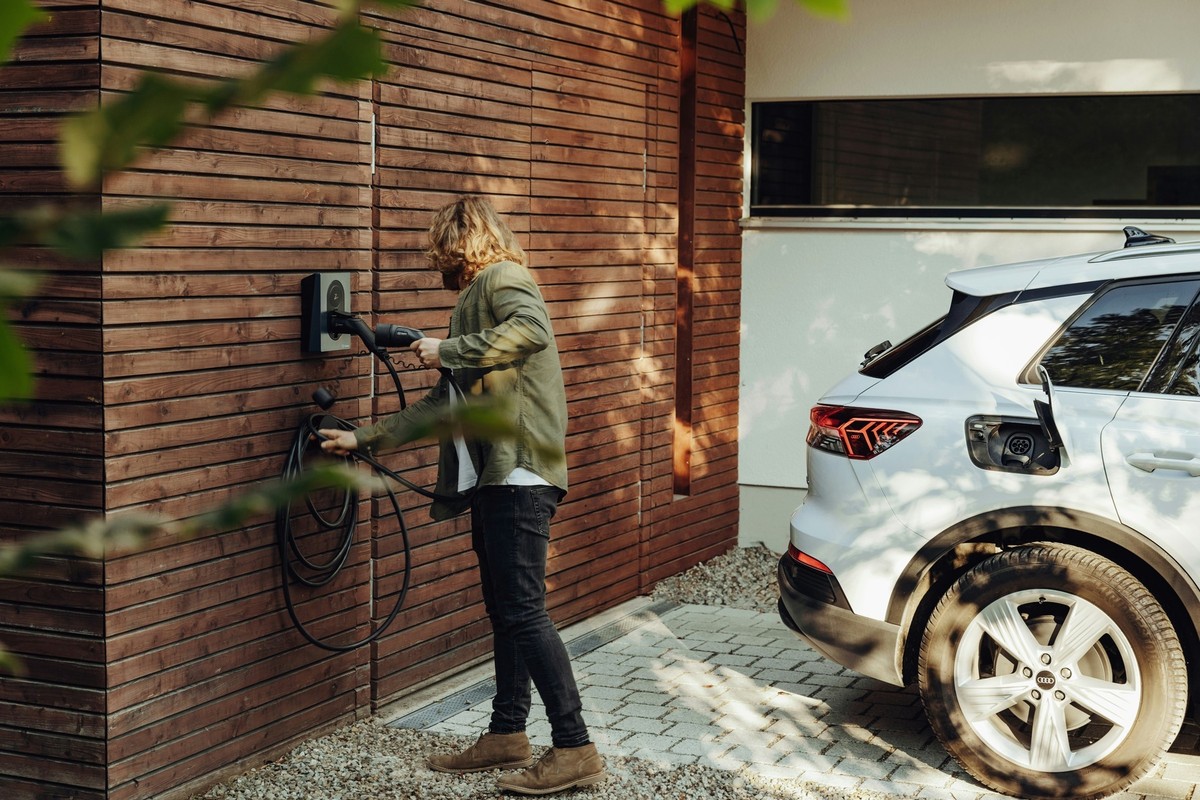 IMAGE DISTRIBUTED FOR BONUS.CH S.A. FOR EDITORIAL USE ONLY - Assicurazione auto e auto elettriche // Weiterer Text ueber ots und http://presseportal.ch/fr/pm/100008668/100919355?langid=4 (obs/bonus.ch ...