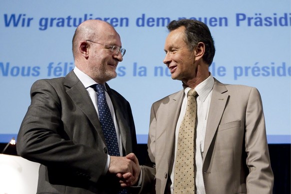 Präsidentenwahl im April 2012: Fulvio Pelli gratuliert seinem Nachfolger Philipp Müller.