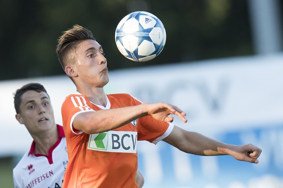 Le joueur valaisan Vincent Sierro, gauche, lutte pour le ballon avec le joueur vaudois Andi Zeqiri, droite, lors d&#039;un match amical de football entre le FC Lausanne-Sport, LS, et le FC Sion ce mar ...