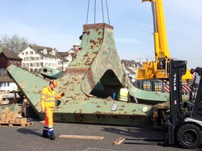 Das Fundament des Krans wird geliefert.