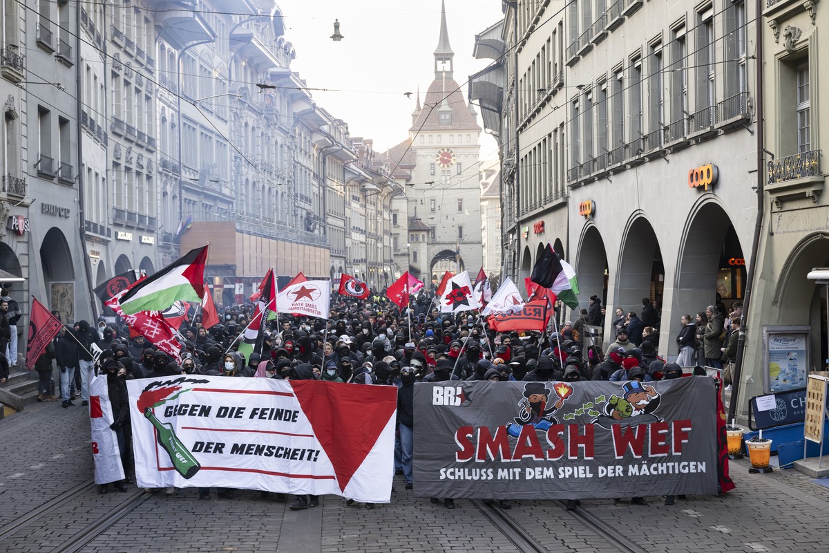 Demonstrators protest against the World Economic Forum (WEF) on Samstag, 18. Januar 2025 in Bern during a national protest with the slogan ?Stop the game of the powerful - a beautiful life for all?. T ...
