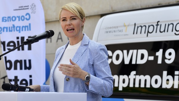 Ansprache der Zuercher Regierungsraetin und Gesundheitsdirektorin Natalie Rickli vor dem Impfmobil in Gossau (ZH) am Samstag, 21.August 2021. Mit mobilen Impfangeboten fuer Gemeinden und Bildungsinsti ...