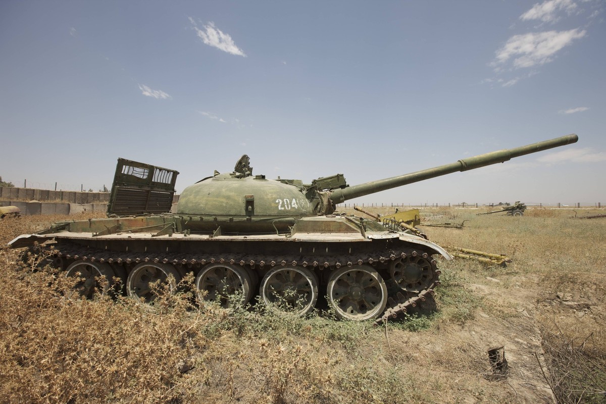 A Russian T-62 main battle tank rest in an armor junkyard in Kunduz, Afghanistan. PUBLICATIONxINxGERxSUIxAUTxONLY Copyright: TerryxMoore/StocktrekxImages TMO100356M

a Russian T 62 Main Battle Tank  ...
