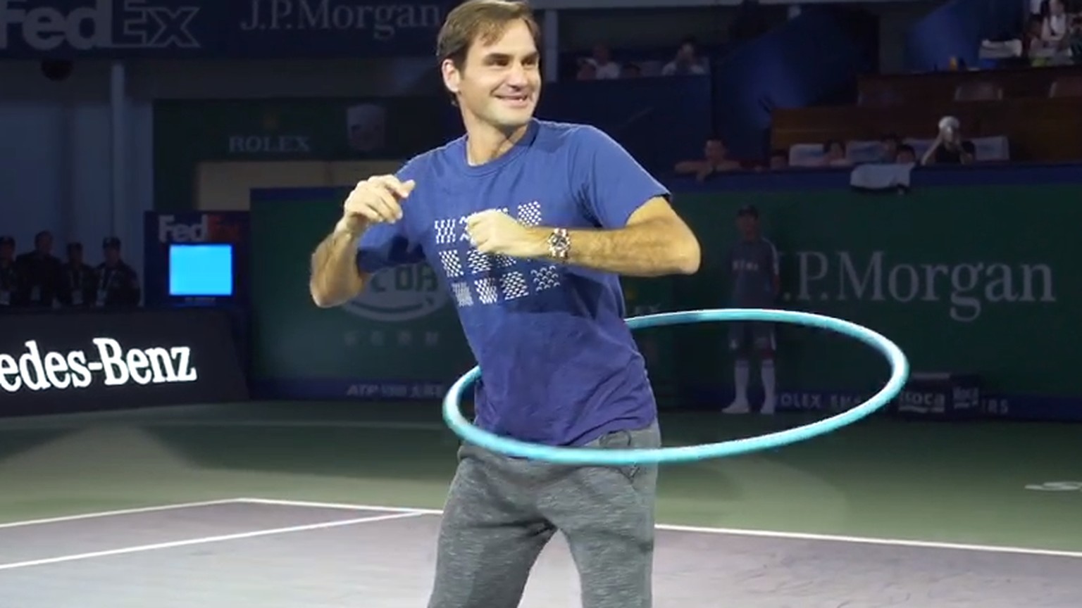 Federer macht sogar beim Hula-Hoop eine gute Figur.