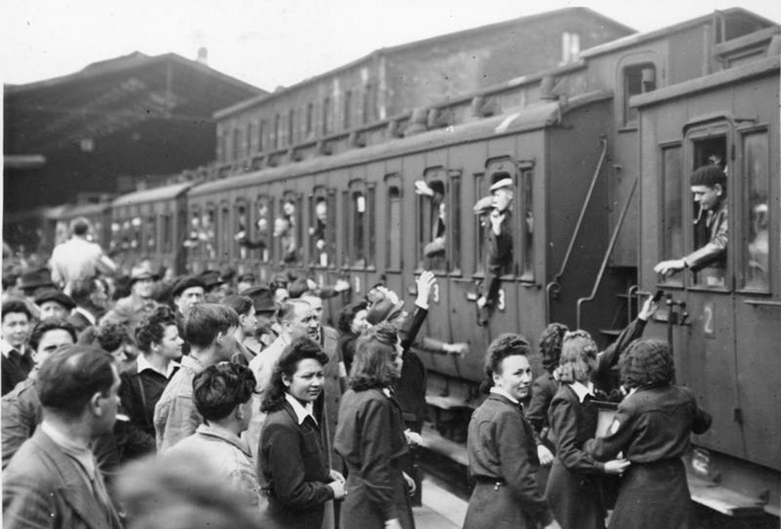 Dieser Tage verließen die ersten tausend ehemaligen französischen Kriegsgefangenen Paris, um nach Deutschland zurückzukehren und dort als freie Arbeiter tätig zu sein.
Unser Bild zeigt die Abfahrt des ...