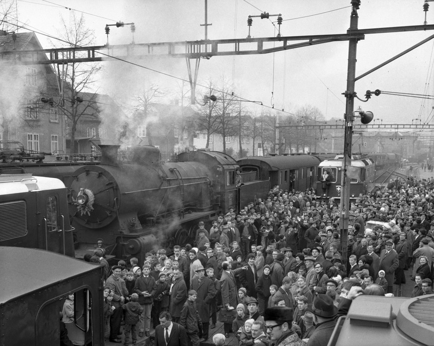 SCHWEIZ BAHN ELEKTRIFIZIERUNG WINTERTHUR 1968
Abschied vom Dampfbetrieb der SBB. In Winterthur wird am 30. November 1968 im Rahmen einer Feier die letzte Dampflokomotive der SBB ausrangiert. (KEYSTONE ...