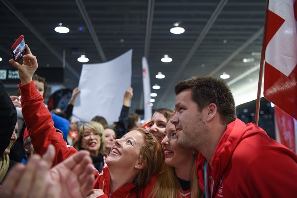 Silber - Medaillengewinner Martin Rios (Curling) wird am Flughafen Zuerich von Fans und Freunden empfangen, fotografiert am Samstag, 17. Februar 2018, am Flughafen Zuerich. (KEYSTONE/Melanie Duchene)