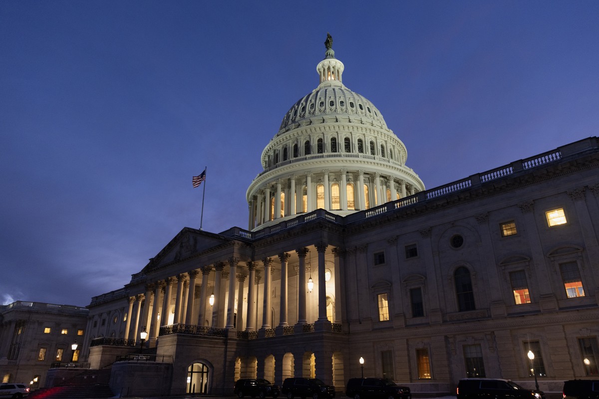 Le Capitole à Washington, à la tombée de la nuit.