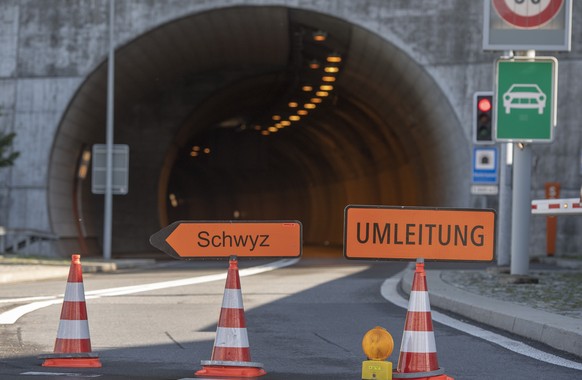 Die Strssensperrung der Axenstrasse in Flueelen, aufgenommen am Donnerstag, 3. Oktober 2019. Die Axenstrasse bleibt nach dem Steinschlag vom Mittwoch vorderhand gesperrt. Mehrere Steinbloecke sind in  ...