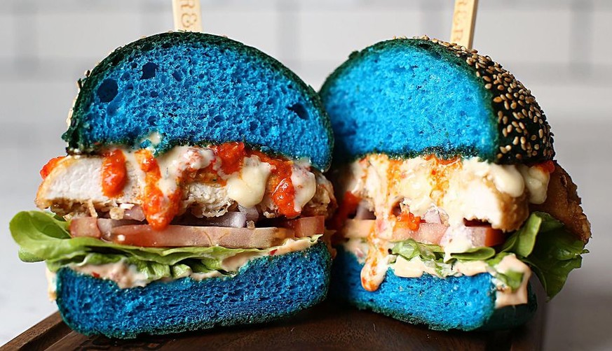 blue mutant burger australien lebensmittelfarbe fast food hamburger http://mashable.com/2016/09/27/blue-burgers-xmen-apocalypse/?utm_cid=hp-h-1#1N9DtZR5dgqm