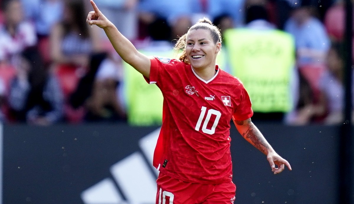 epa10069315 Ramona Bachmann of Switzerland celebrates after scoring the 1-1 equalizer during the UEFA Women's EURO 2022 group C soccer match between Sweden and Switzerland in Sheffield, Britain,  ...