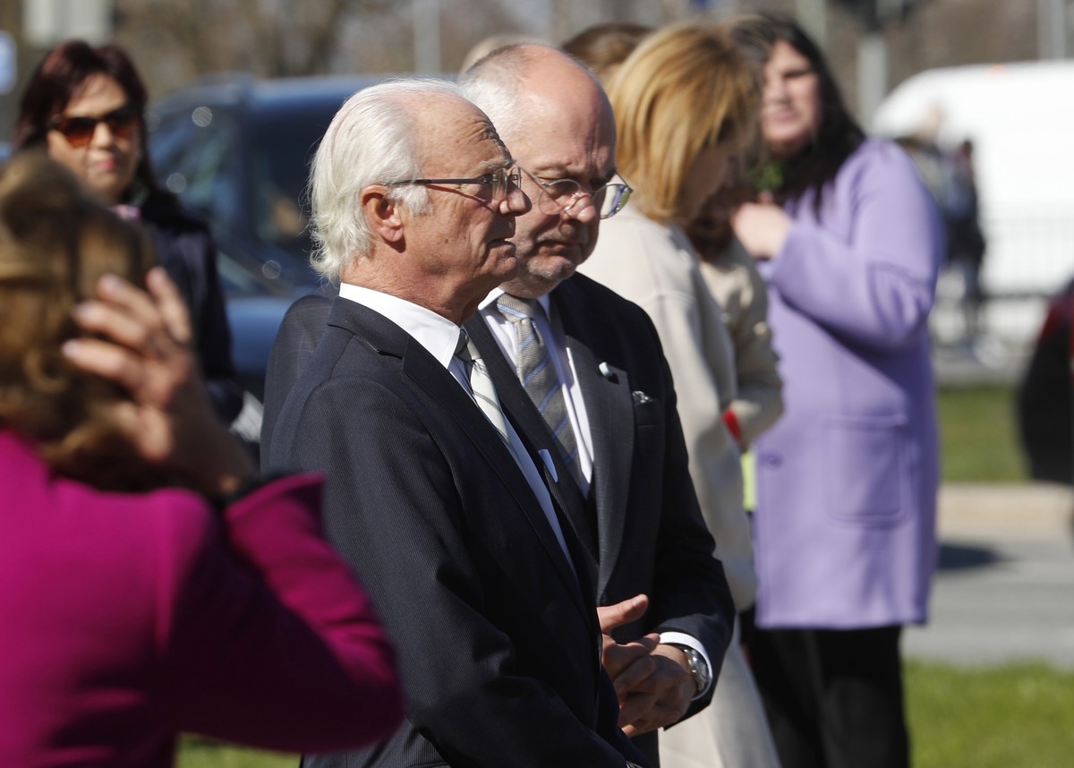 epa10606295 Estonian President Alar Karis (C-R) and King Carl XVI Gustaf of Sweden (C-L) visit the 'The Broken Line' monument in Tallinn, Estonia, 03 May 2023, commemorating the Estonia ferr ...