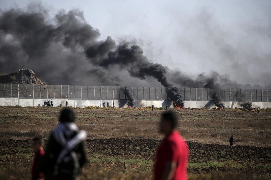 epaselect epa10863243 Palestinian protesters gather near the border wall during clashes with Israeli troops on the eastern border of the Gaza Strip, 15 September 2023. According to the Palestinian min ...