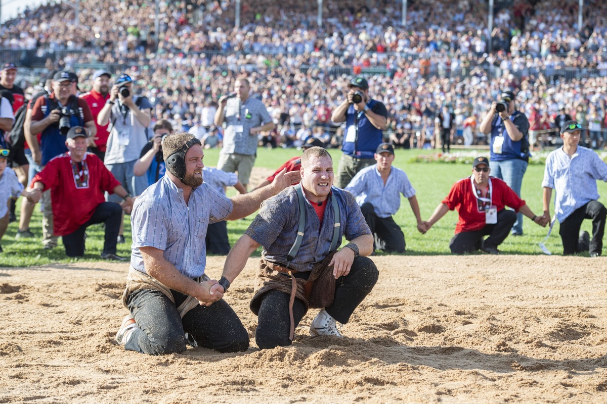 Joel Wicki, rechts, und Matthias Aeschbacher, links, nach dem Schlussgang am Eidgenoessischen Schwing- und Aelplerfest (ESAF) in Pratteln, am Sonntag, 28. August 2022. (KEYSTONE/Urs Flueeler).