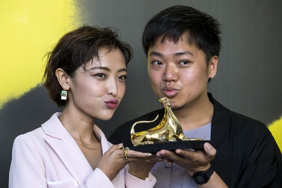 epa06942992 Chinese actress Luna Kwok (L) and Singaporean director Siew Hua Yeo pose with the &quot;Pardo d&#039;oro&quot; (Golden Leopard) for the film &quot;A Land Imagined&quot; during the 71st Loc ...