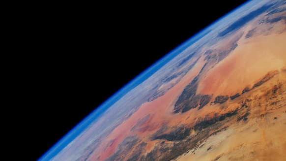 Unsere Heimat: Die Aufnahme der Erde vom 5. Februar, die aus der Internationalen Raumstation ISS gemacht wurde, zeigt einen Teil Nordafrikas. Zu sehen ist die riesige Libysche Wüste, die sich bis zum Mittelmeer am Horizont erstreckt. Ohne das Blau des Meeres könnte man denken, es handle sich um ein Bild unseres Nachbarplaneten Mars. (bild: nasa) 