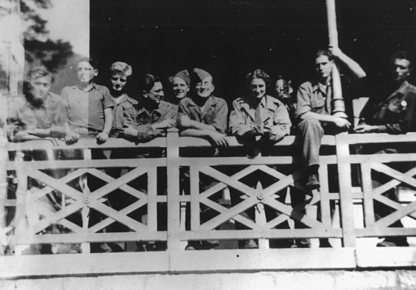 Virginias Guerilla-Truppe mit ihr in der Mitte, kurz bevor sie sich auflöste, September 1944.
