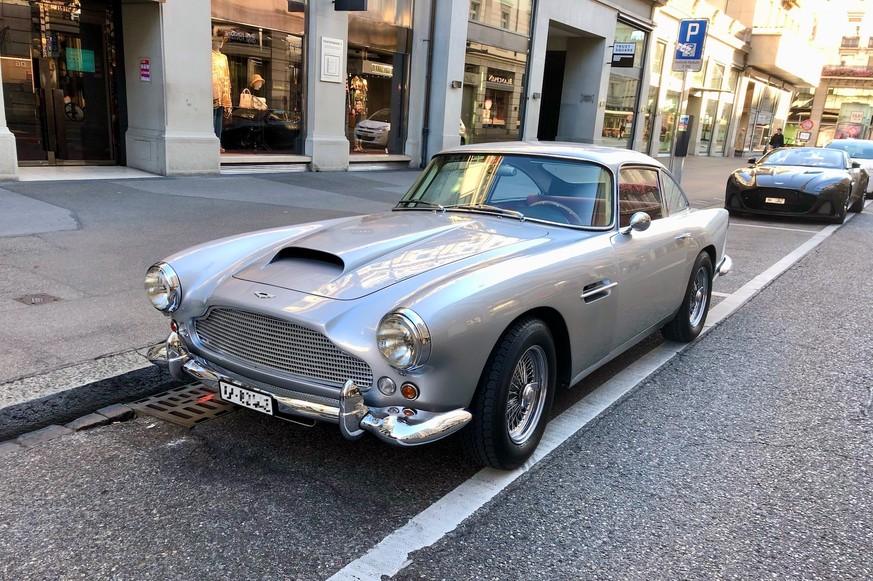 Carspotting in Zurich. 1960 Aston Martin DB4 Superleggera, mid-60s Alfa Romeo Giulia Sprint GT. And an Aston Martin DBS Superleggera Volante in the back there.