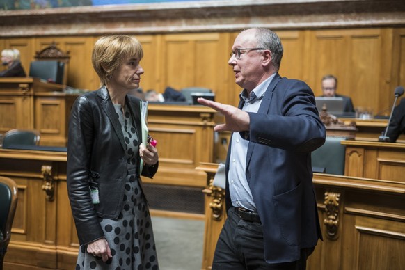 Ruth Humbel, CVP-AG, links, und Pierre-Yves Maillard, SP-VD, diskutieren als Kommissionssprecher nach der Debatte um Leistungserbringer unter dem Krankenversicherungsgesetz, an der Fruehlingssession d ...