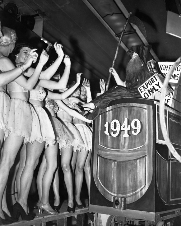 RECORD DATE NOT STATED Dancers on New Year s Eve celebrations at the Trocadero Restaurant, Leicester Square, London, 1949. Artist: Unknown Copyright:xxMuseumxofxLondon/Heritage-Imagesx / IMAGO ,119224 ...