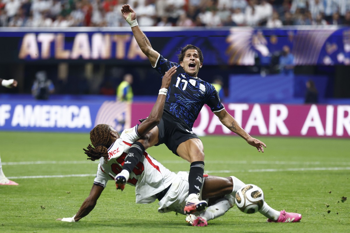 epa13113853 Djed Spence (down) of England tackles Giuliano Simeone of Argentina during the FIFA World Cup 2026 semifinals match England against Argentina, in Atlanta, USA, 15 July 2026. EPA/WILL OLIVE ...
