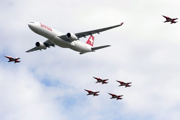 Eine A330 der Swiss wird von sechs Tiger F5-E Jets eskortiert.