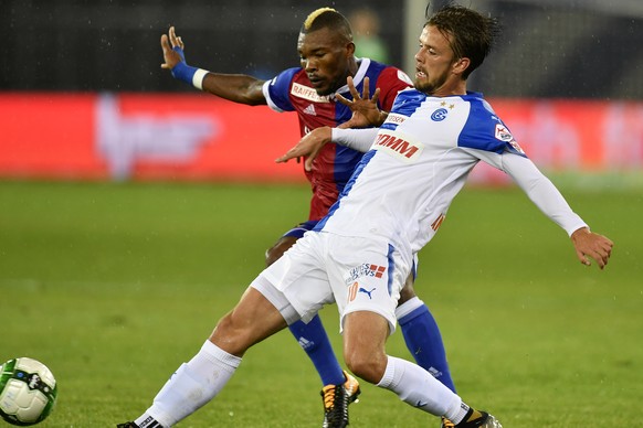 Der Grasshopper Lucas Andersen, rechts, gegen den Basler Geoffroy Serey Die, links, beim Fussballspiel der Super League Grasshopper Club Zuerich gegen den FC Basel im Stadion Letzigrund in Zuerich am  ...