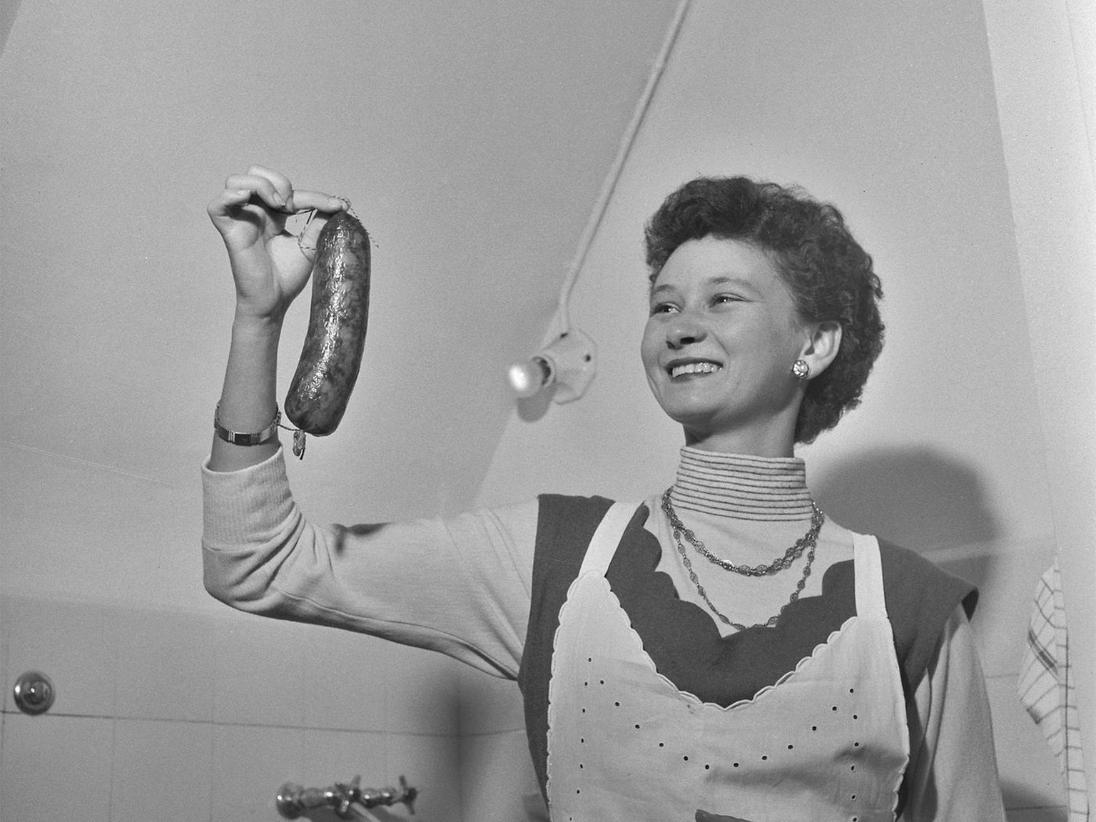 Köchin mit Wurst, 1955.