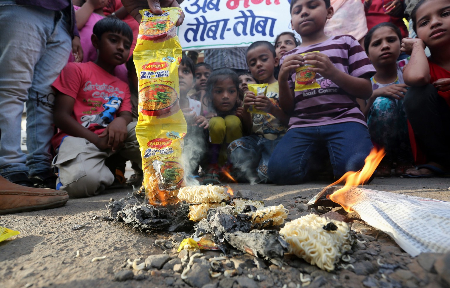 Kinder in Indien verbrennen aus Protest die Maggi-Nudeln von&nbsp;Nestlé.